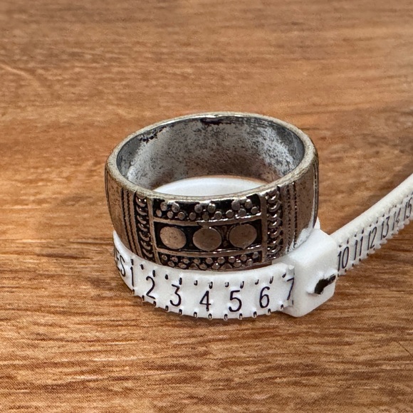 Silver toned geometric thick ring​ - Picture 1 of 2